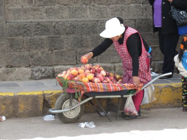 Peruaanse vrouw met appels